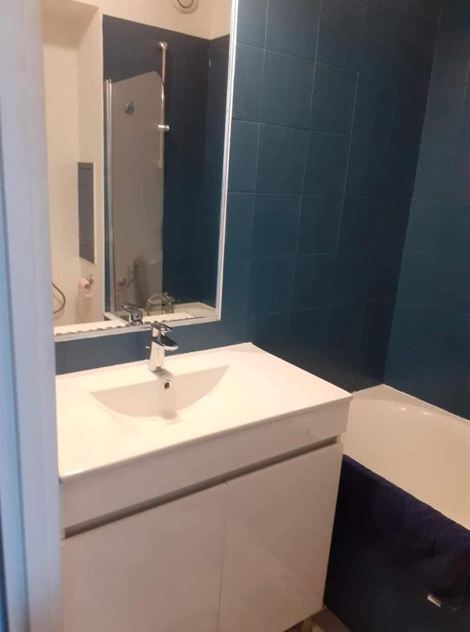 Studio 4 Personnes Avec Vue Sur Le Port Apartment Hyeres Ngoại thất bức ảnh